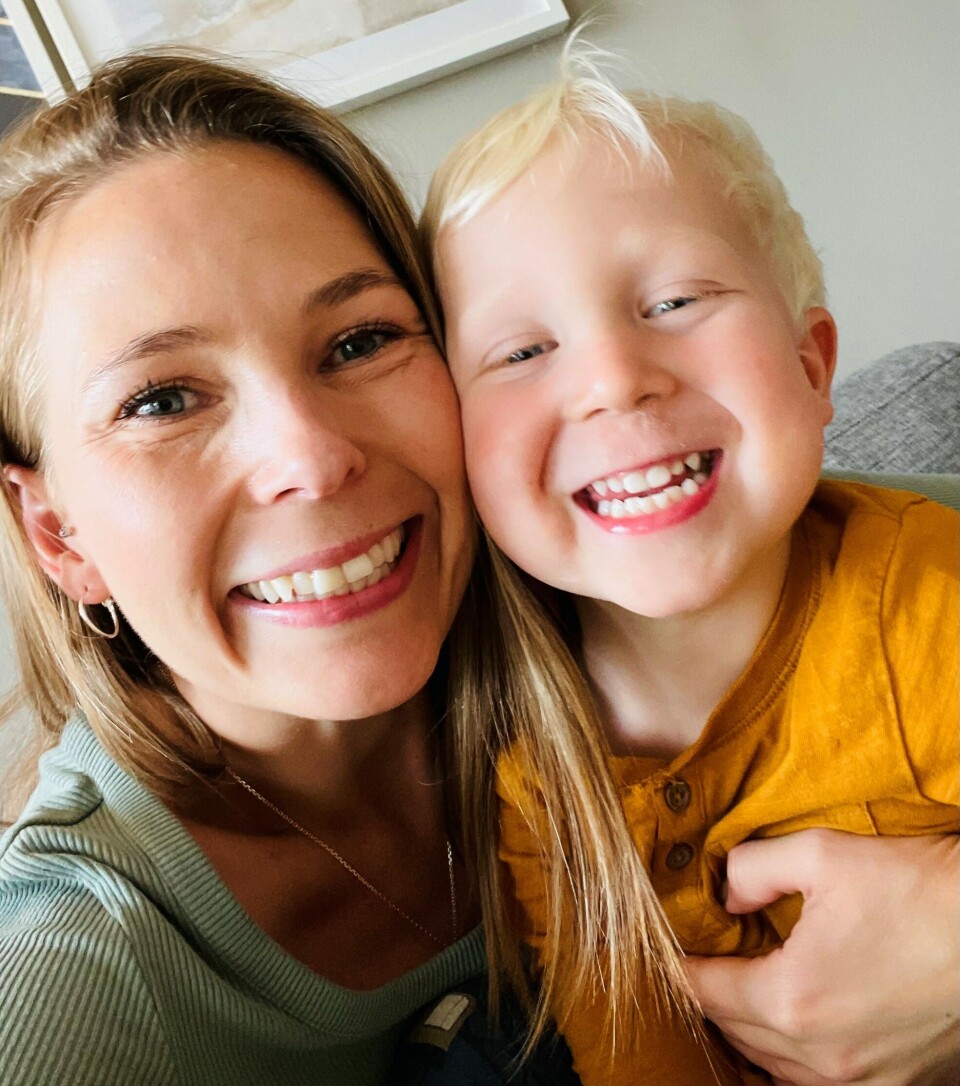 Magnus sammen med mamma Linda Marie Magnussen. – Vi voksne både var og er fortsatt rystet over hvor nære på det var, sier hun.