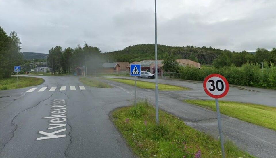Politiet kontrollerte trafikken utenfor Kaiskuru barnehage i Alta. Det ga resultater. Politiet kontrollerte trafikken utenfor Kaiskuru barnehage i Alta. Det ga resultater.
