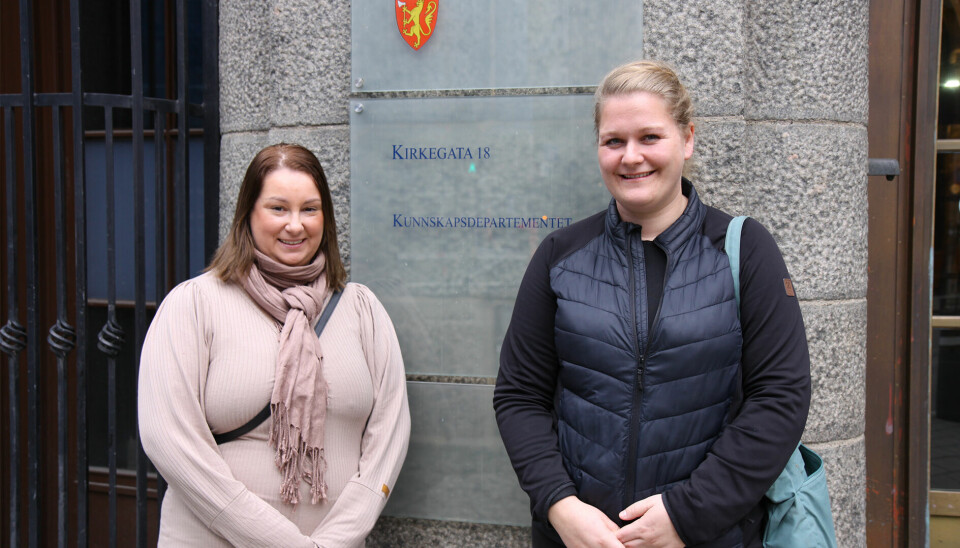 Madeleine Reiersølmoen og Marianne Borgenvik Kveseth utenfor Kunnskapsdepartementet.