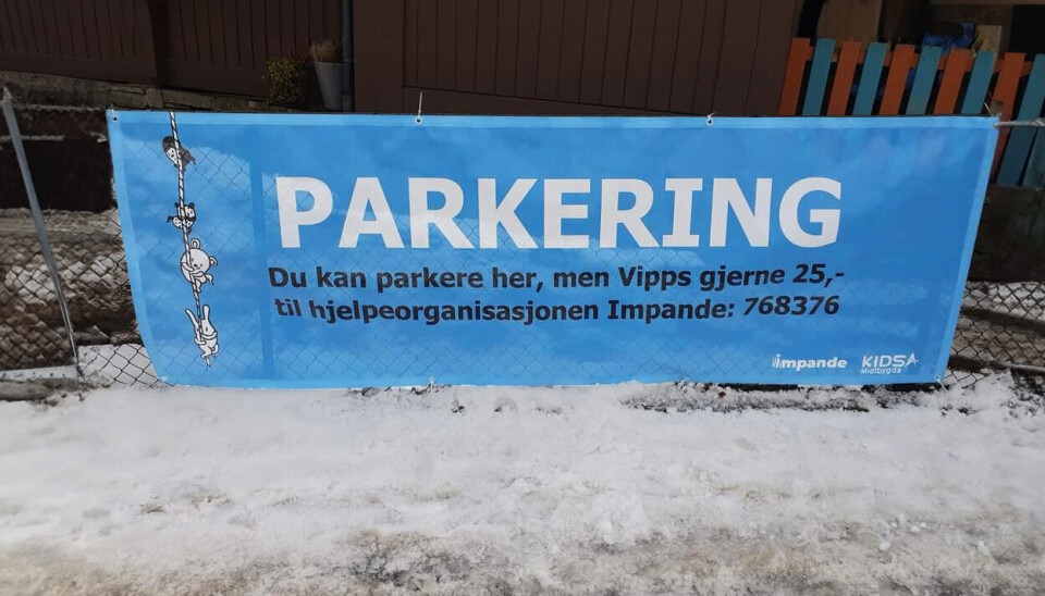 Dette skiltet møter de som parkerer utenfor barnehagen etter åpningstid. Kidsa Midtbygda i Bergen har tydd til utradisjonelle metoder for å få inn penger til sitt solidaritetsprosjekt. På under et år har de samlet inn over 10 000 kroner ved å tilby ledige parkeringsplasser mot et frivillig gebyr.