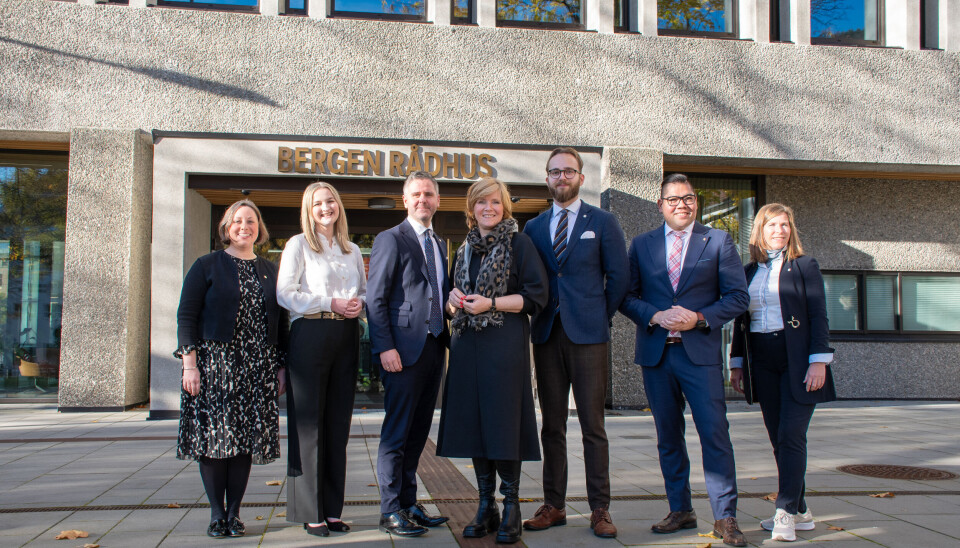 Byrådet Meyer foran rådhuset. Fra venstre: Charlotte Spurkeland (H), Marte Monstad (FrP),Eivind Nævdal-Bolstad (H), Christine B. Meyer (H), Reidar Digranes (SP), Daniel C. E. Hägglund (FrP) og Christine Kahrs (H)