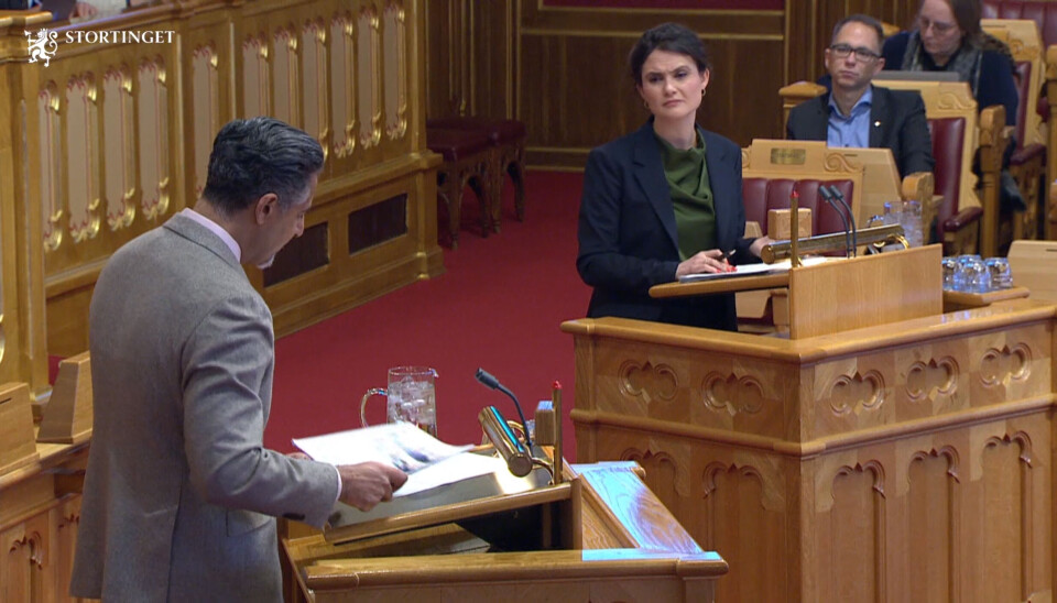 Abid Raja (V) konfronterte statsråd Kari Nessa Nordtun (Ap) om foreldrenes store protestaksjon.