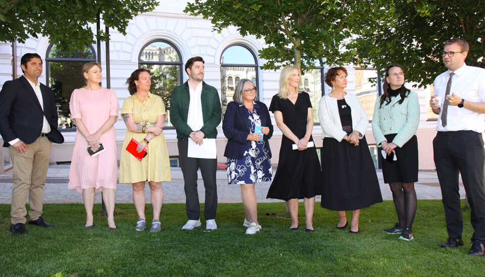 Himanshu Gulati (FrP), Grete Wold (SV), Hege Bae Nyholt (R), Grunde Almeland (V), Kari-Anne Jønnes (H), Elise Waagen (Ap), Irene Ojala (PF), Marit Knutsdatter Strand (Sp) og Kjell Ingolf Ropstad (KrF) møttes i dag utenfor Stortinget for å presentere hva de er blitt enige om så langt.