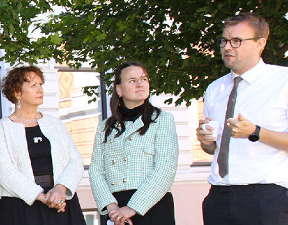 Kjell Ingolf Ropstad (KrF), her sammen med Irene Ojala (PF) og Marit Knutsdatter Strand (Sp) fra en spontan pressekonferanse utenfor Stortinget i vår.