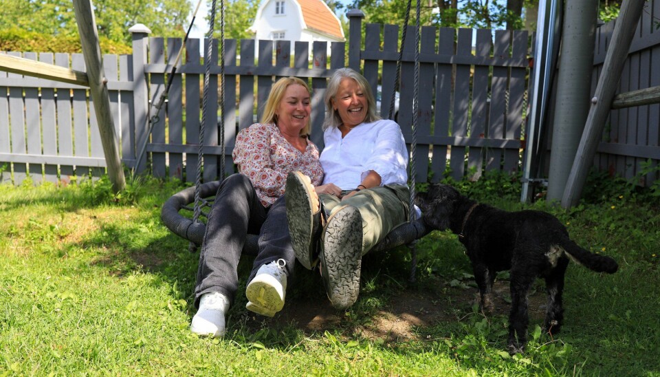 Hege Frøyland og Lena Susanne Moland med hunden Tjorven - barnehagens egen maskot. Hege Frøyland og Lena Susanne Moland i Hestehoven og Mosseliten familiebarnehage på Nesodden.