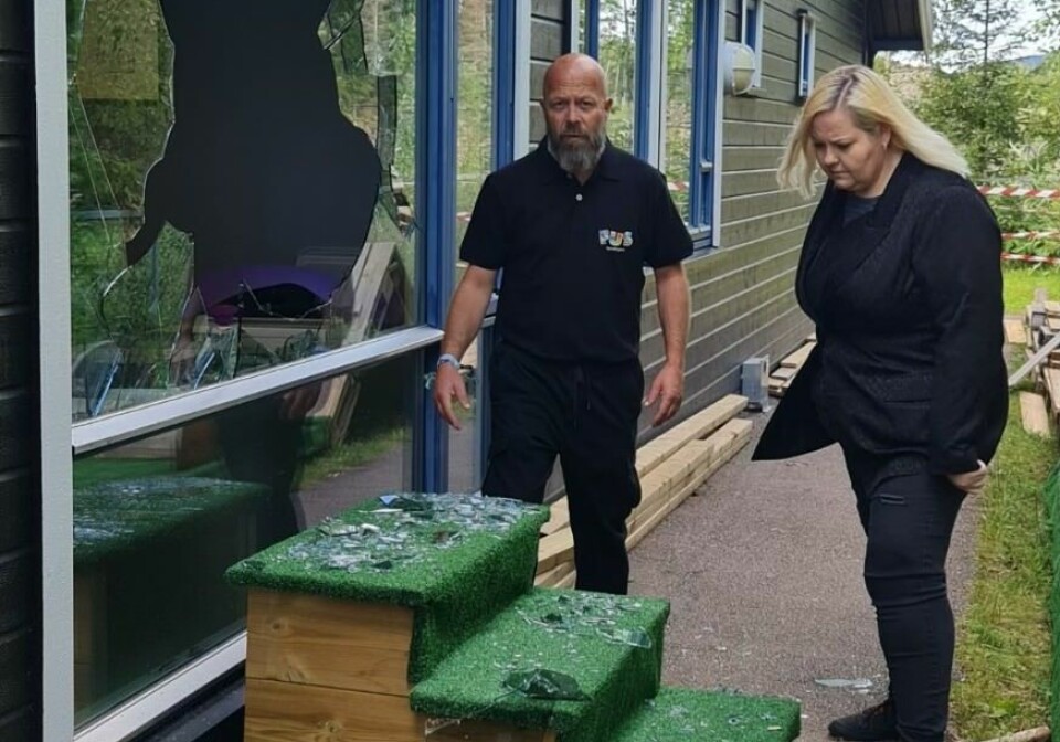 Daglig leder Kathrine Asbjørnsen og assistent Terje Johansen kom på jobb til dette synet mandag. Nå anmeldes hærverket. Hærverk i Prestmosen FUS barnehage i Nannestad. Daglig leder Kathrine Asbjørnsen og assistent Terje Johansen.