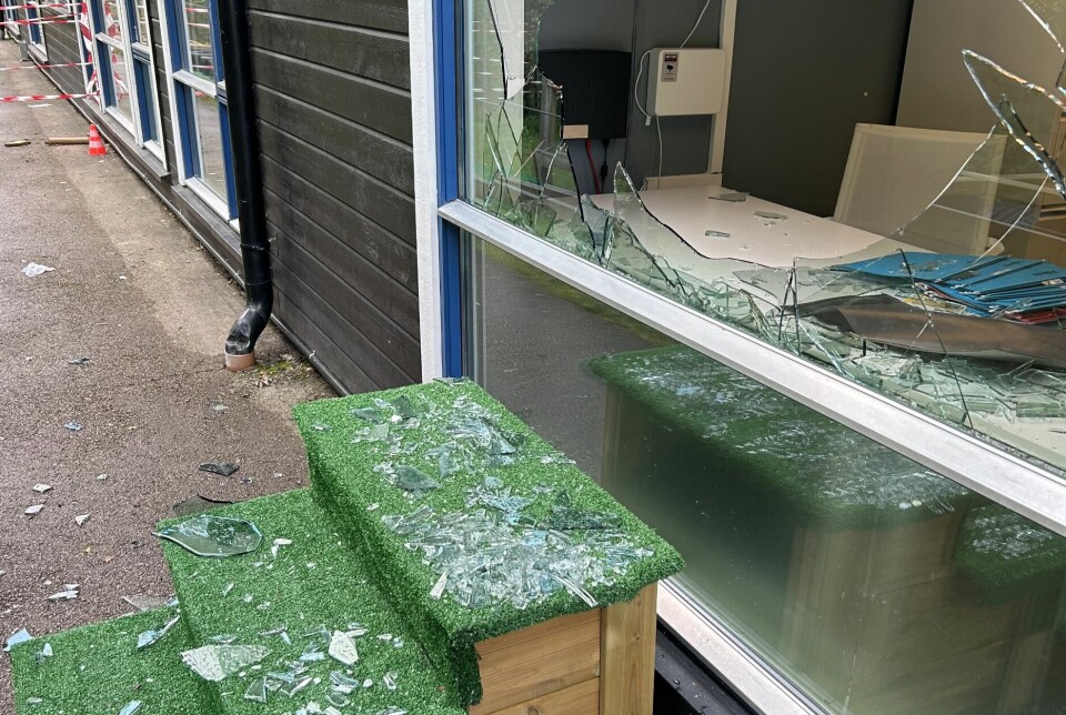Både inne i og utenfor barnehagen var det masse glass etter ruteknusingen. Hærverk i Prestmosen FUS barnehage i Nannestad. Daglig leder Kathrine Asbjørnsen.