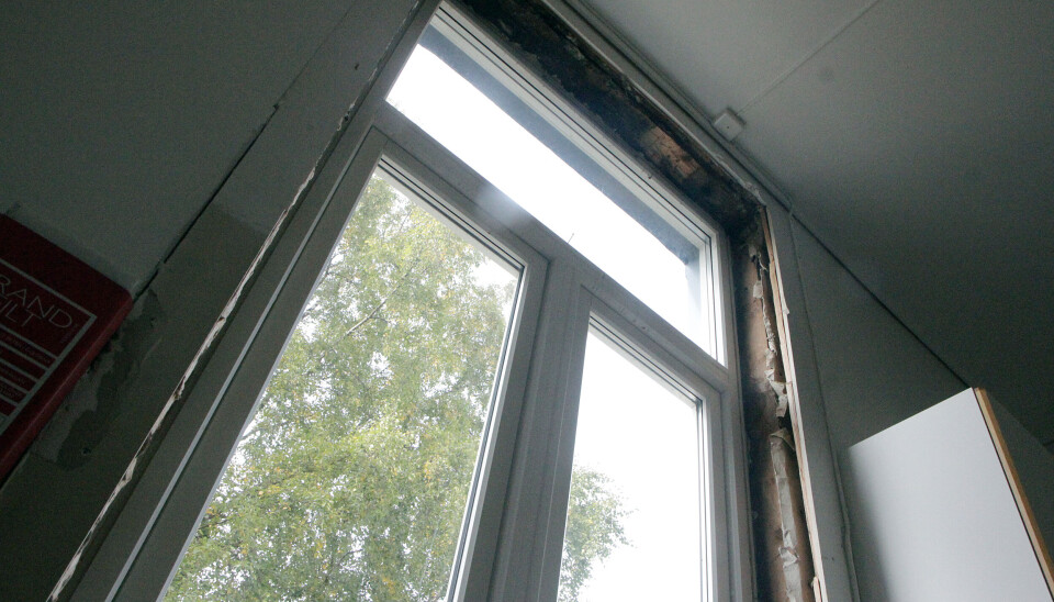 Rundt vinduet til Lademoen barnehage er utforingen fjernet for at veggen skal tørke etter at vann har trengt inn. Å skifte utvendig bordkledning koster.