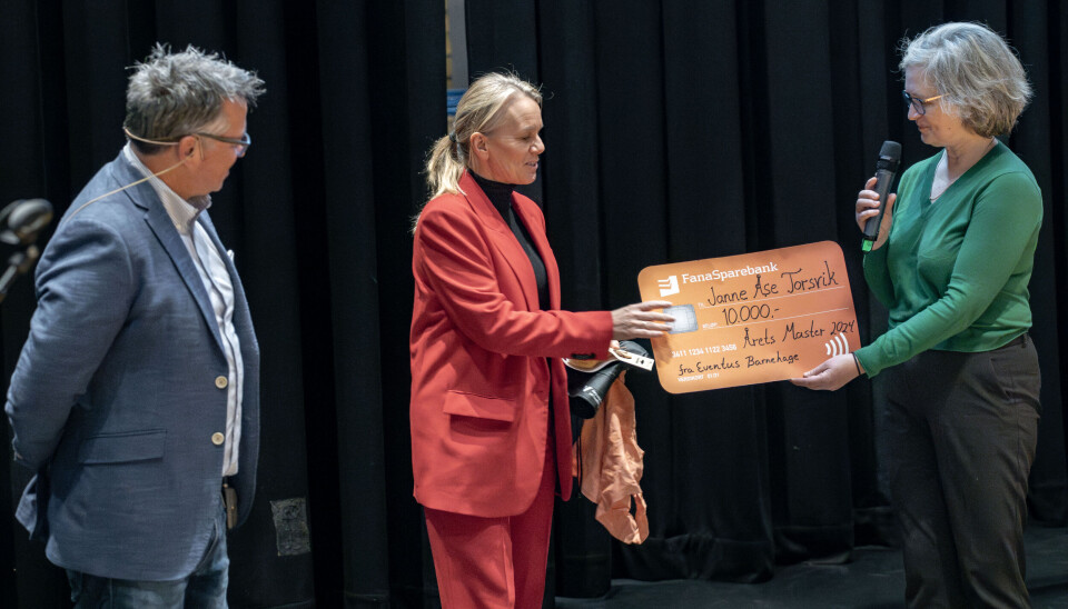 Janne Åse Torsvik mottar prisen i Fana kulturhus i Bergen. Sammen med henne på scenen er Eventus-eier Kjetil Tuvin Hopen og studieprogramleder ved HVL Margareth Eilifsen.