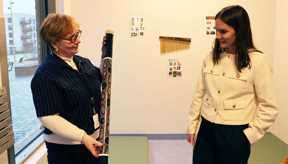Styrer Magnhild Elgethun viser utdanningsbyråden noen av instrumentene på musikkrommet.