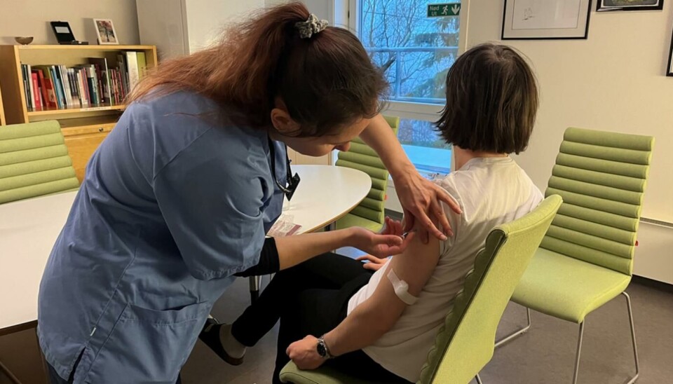 Emilie Soltveit ved Smittevernkontoret er en av dem som har brukt de siste ukene på å vaksinere barnehageansatte i Bergen. Emilie Soltveit ved Smittevernkontoret er en av dem som har brukt de siste ukene på å vaksinere barnehageansatte i Bergen.
Bilde: Bente Gjerde