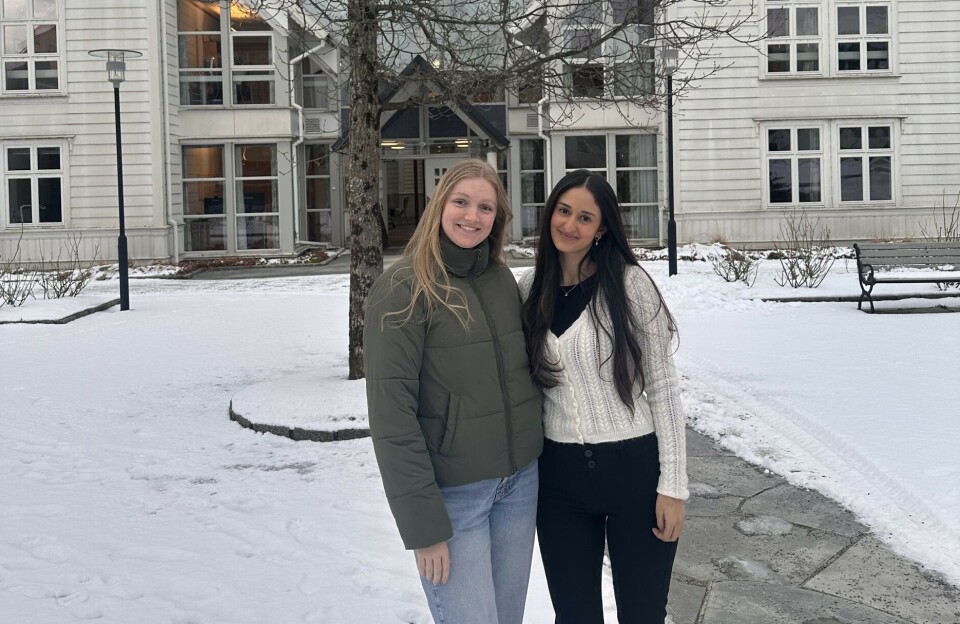 Mari Mæland og Shahed Salih stortrives som barnehagelærerstudenter på Stord.