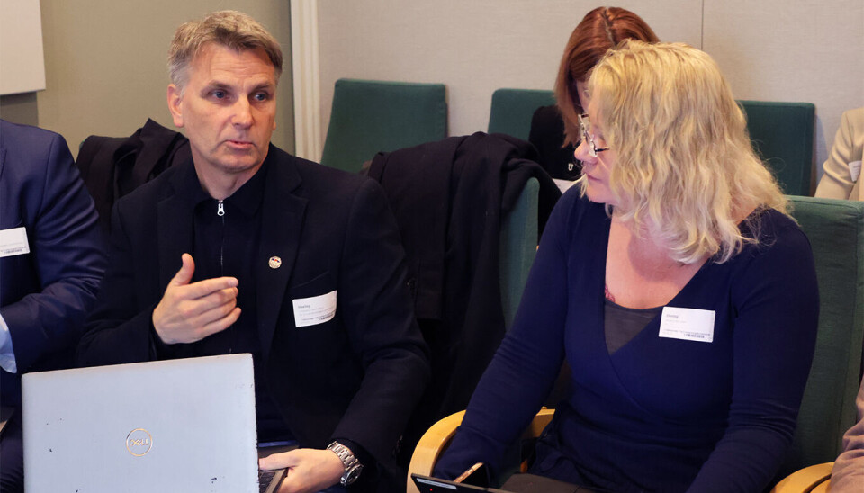 Jørn-Tommy Schjelderup i PBL i samtale med Kristin Holm Jensen i KS i forkant av høringen.