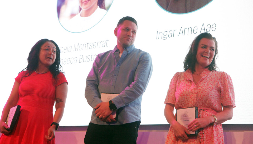 Finalistene Marcela Montserrat Fonseca Bustos, Ingar Arne Aae og Ive Tandberg ble presentert under festmiddagen mandag kveld. PBLs landsmøte 2025: Presentasjon av de nominerte til Årets barnehageinspirator under festmiddagen.