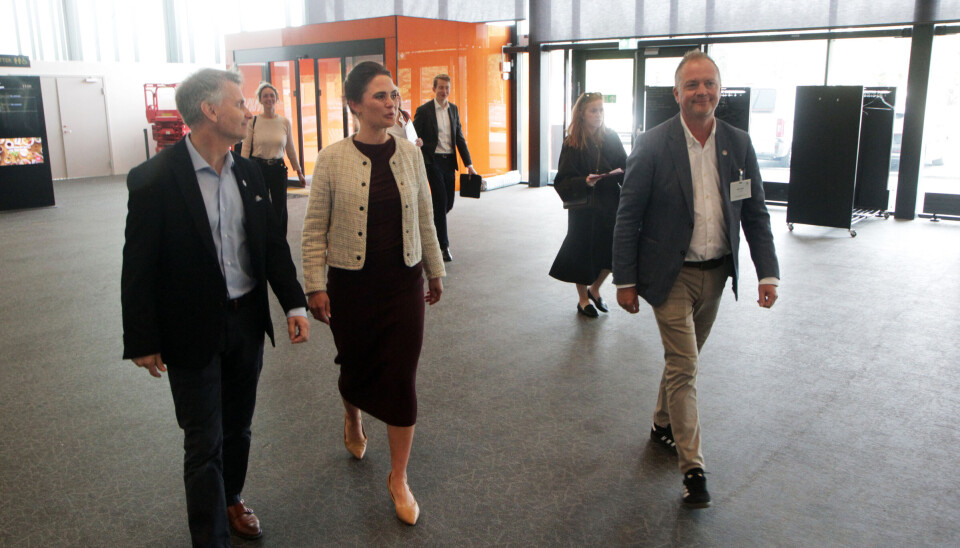 Statsråd Kari Nessa Nordtun (Ap) ble fulgt inn i landsmøtesalen av administrerende direktør i PBL, Jørn-Tommy Schjelderup og styreleder i PBL Eirik Husby.