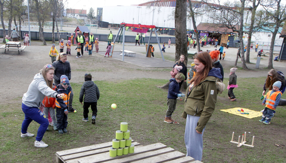 Elevene bidro til aktivitetene. Elever fra barne- og ungdomsarbeiderfaget ved Bodin videregående skole bidro. Barnefestivalen 2025. Asphaugen barnehage