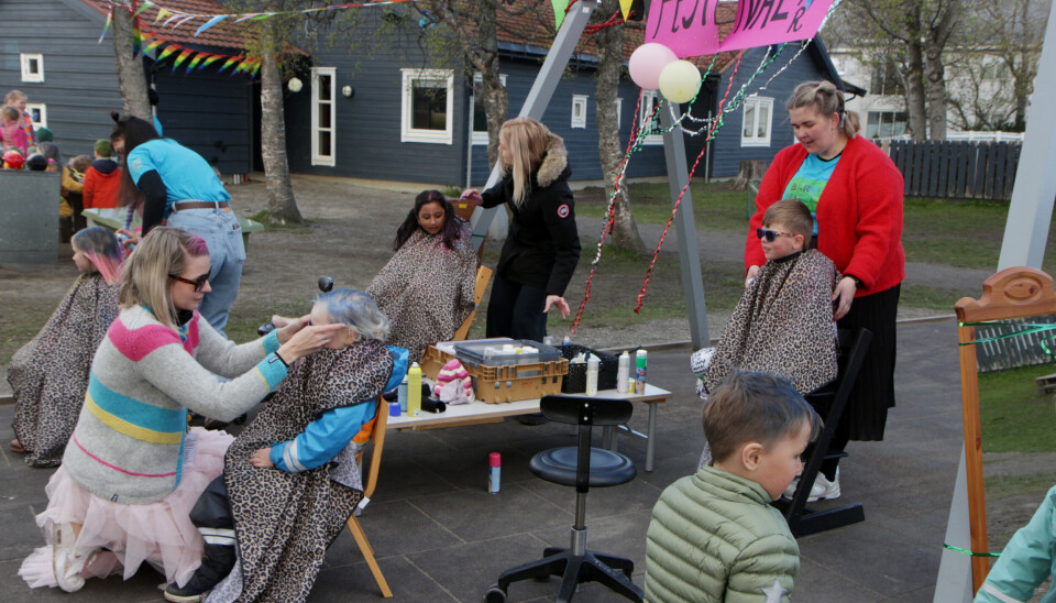 Hårfarging og styling pågår. Barnefestivalen 2025. Asphaugen barnehage