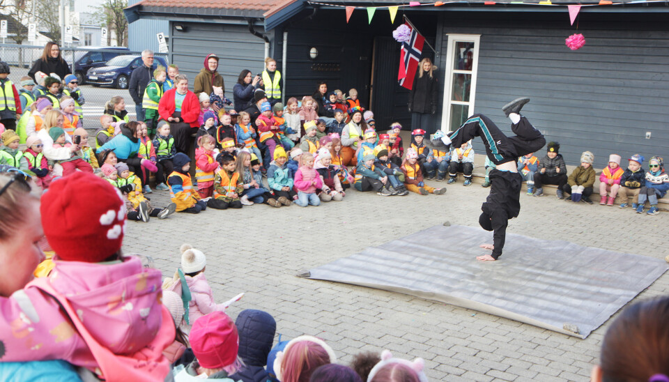 Robin «B-boy Hood». Barnefestivalen 2025. Asphaugen barnehage. Robin 'B-boy Hood'. Lokale artister.