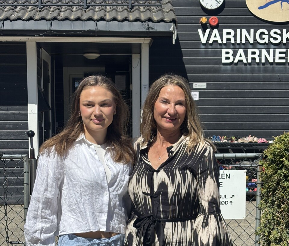 – Jeg hadde jobbet på avdeling i barnehagen før, og likte lederstilen hennes. Hvordan hun opptrer foran ansatte, foreldre og barnegruppa. Så jeg kontaktet Jorunn direkte, forklarer Hanne Amundsen Broberg om hvorfor hun gjennomfører praksis i barnehagen. – Det er veldig spennende å ha student. Hun har vært med på mye, og har trolig en mer variert praksis enn mange av sine medstudenter. Nå skal hun få være med på medarbeidersamtale, sier daglig leder Jorunn Indrevik - som etter 30 år er blitt vant med å sjonglere alt fra vaktmesteroppdrag til relasjonsledelse. Hanne Amundsen Broberg og Jorunn Indrevik.