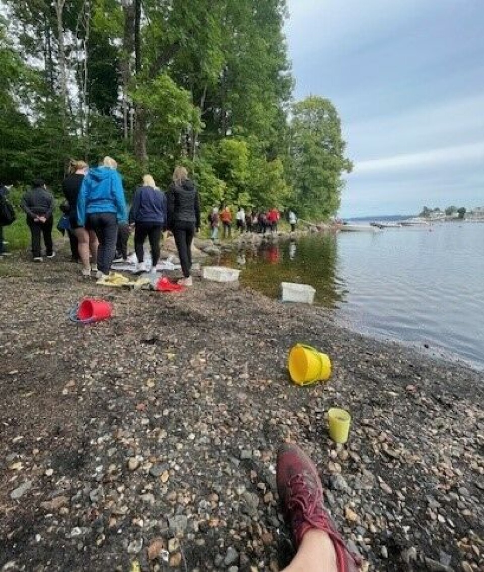 Dag med forskning i fjæra for førsteårsstudentene ved campus Drammen og de eldste barna i Nærsnes kystbarnehage.