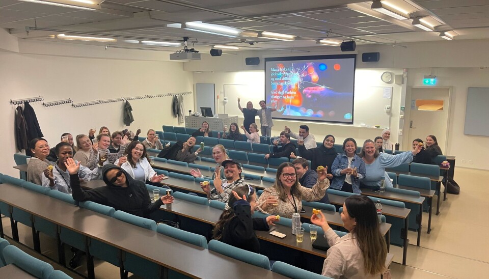 Siste forelesning ved campus Drammen før bachelorutdanningen er i boks. Kombinasjonsstillingen har fulgt klassen gjennom tre år. Feiring med «champagne» og muffins.