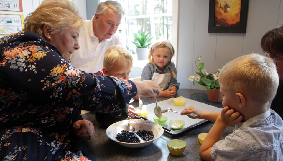 Erna Solberg på barnehagebesøk hos Mormors Have i Kongsberg under stortingsvalgkampen 2025. Her sammen med stortingsrepresentant og Høyres førstekandidat i Buskerud, Trond Helleland.