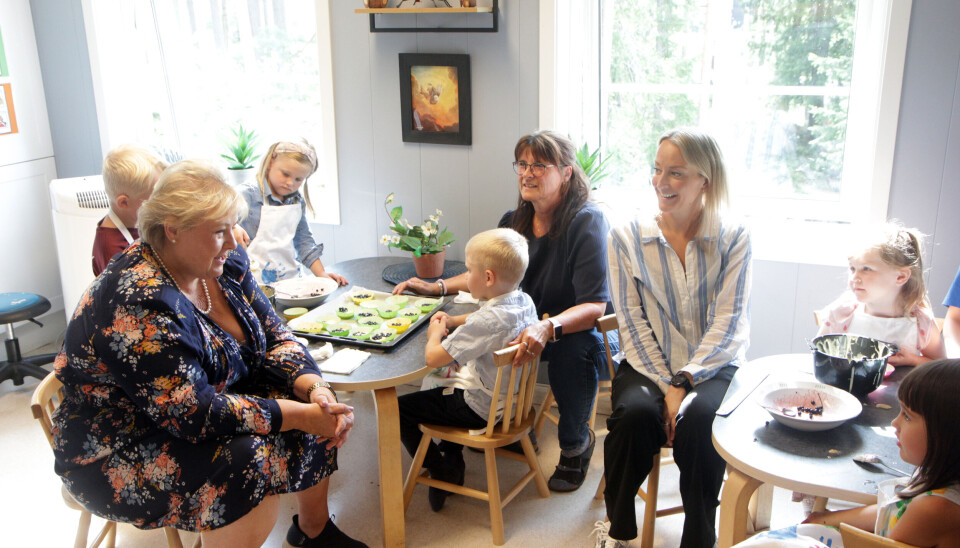 Blant spørsmålene Solberg fikk under sitt besøk i Mormors Have, var «er du sjefen over Norge?» «Nei, men jeg har vært og ønsker å bli det igjen» svarte Erna. Erna Solberg besøkte Mormors Have under valgkampen 2025.