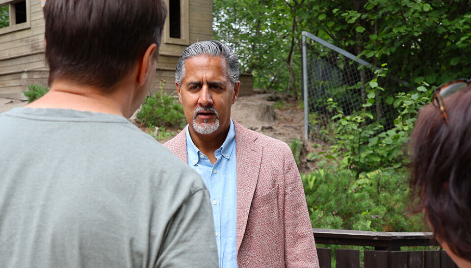 – Forskriften svarer ikke på enigheten, sier Abid Raja (V). Her på besøk i Billingstad barnehage.