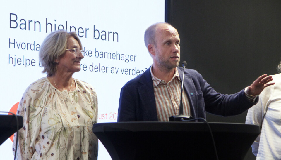 I litt over ti år har SOS-barnebyer samarbeidet med Espira om en barnehage i Zimbabwe. Her er Marit Lambrechts, administrerende direktør i Espira, sammen med Sigurd T. Skjefstad, kommunikasjonssjef hos SOS-barnebyer. Fra arrangementet Barn hjelper barn - hvordan kan norske barnehager hjelpe barn i andre deler av verden? Arrangert av PBL under Arendalsuka 2025.