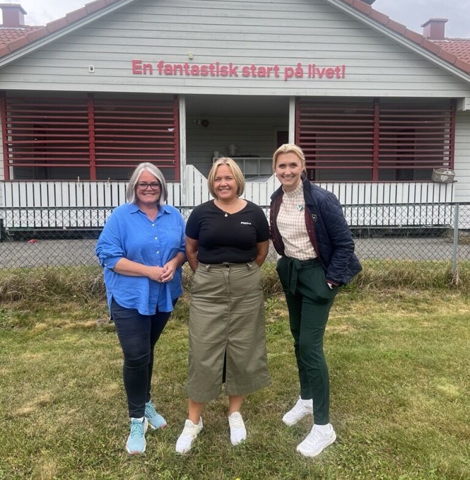 Kari-Anne Jønnes (H), styrer Aashild Fossheim Moe og Kristin Jess-Bakken (V). Toppkandidatene fra Høyre og Venstre i Innlandet, Kari-Anne Jønnes (H) og Kristin Jess Bakken (V), besøkte torsdag Espira Romholt barnehage på Gran på Hadeland.