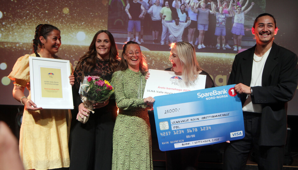 Silje Alvheim, Kristin Torsgård, Heidi Hoffsbakken, Mia Pedersen og Espen Bekkvik kunne slippe jubelen løs på scenen som tilstedeværende representanter for ULNA Valle Hovin Idrettsbarnehage. ULNA Valle Hovin idrettsbarnehage er Årets barnehage 2025.