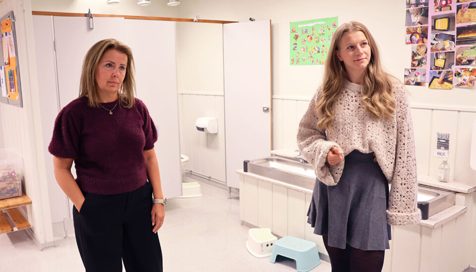 Konsernleder i Preg barnehager Margrethe Thomassen og nestleder i Kristelig Folkeparti Ida Lindtevit Røse på omvisning under Røses besøk i Våk barnehage.