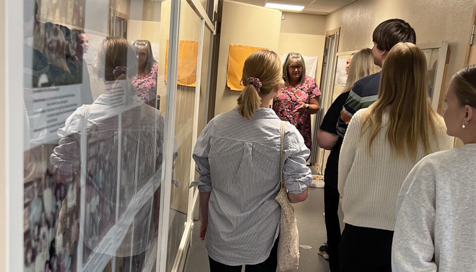 Kjersti Skjevdal ga studentene en omvising i barnehagen første studiedag.